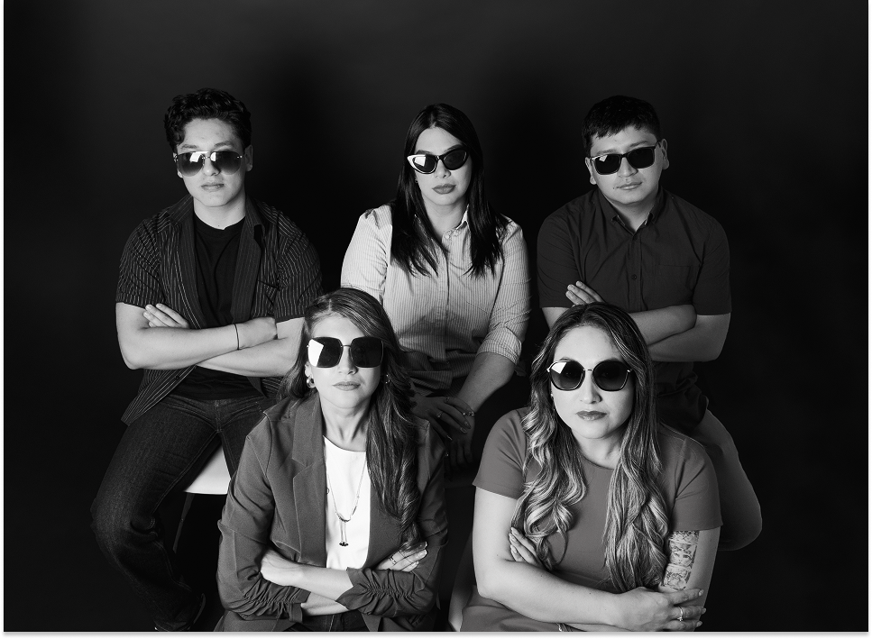 Equipo de VEME Agencia de Publicidad en foto grupal en blanco y negro